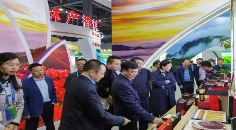 Sinisiyasat ng mga pinuno mula sa National Forestry and Grassland Administration at Jiangxi Provincial Forestry Bureau ang aming booth sa Provincial Forestry Expo